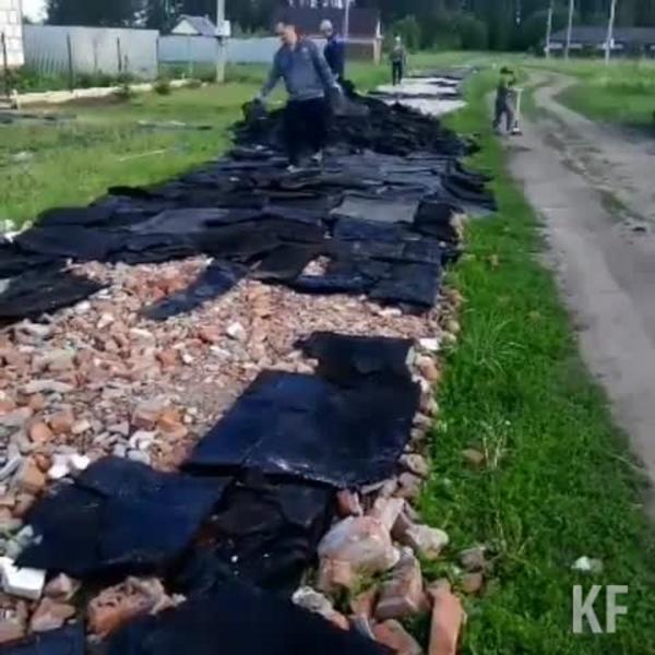 Жители поселка для многодетных в Нижнекамском районе сами делают дороги