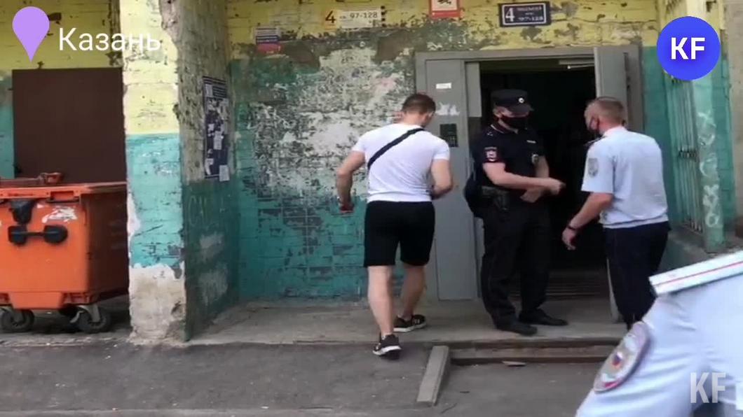 На казанца, который угрожал приставам взорвать бомбу из запертой квартиры, завели дело