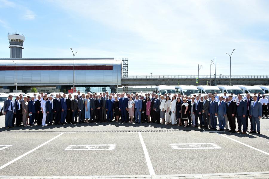 Почти двести машин получили медики Татарстана перед профессиональным праздником