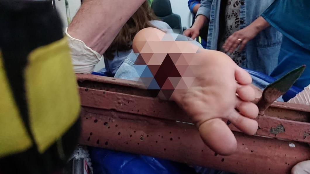 В Альметьевске 12-летняя девочка сорвалась с крыши и застряла в заборе
