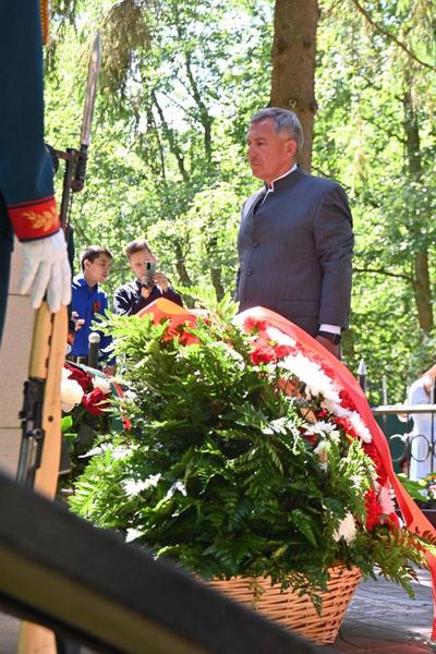 Минниханов возложил цветы к мемориалу Зои Космодемьянской Минниханов возложил цветы к мемориалу Зои Космодемьянской