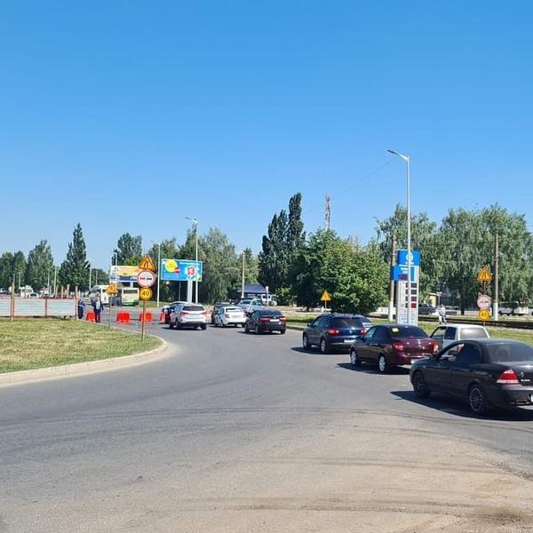 В Нижнекамске у автовокзала провалился асфальт В Нижнекамске у автовокзала провалился асфальт