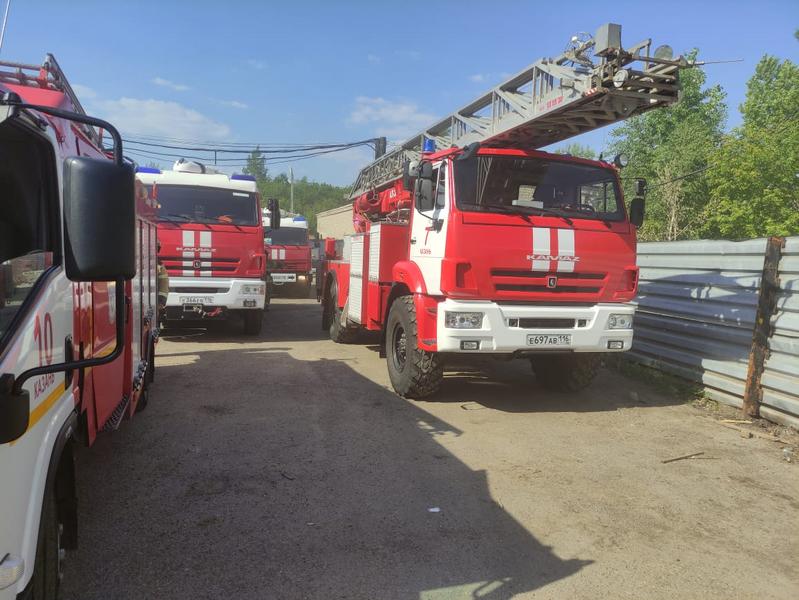 Пожарные потушили загоревшийся в Казани ангар