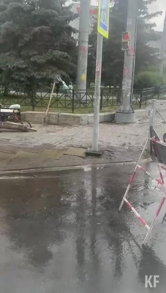 В Казани службы после сильного потопа из-за дождя стали очищать ливневки