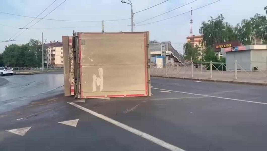 На Горьковском шоссе в Казани перевернулась фура