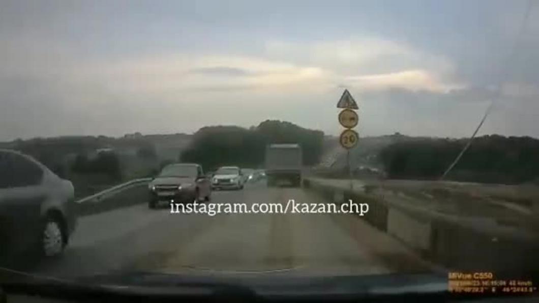 Под Казанью грузовик снес легковушку и перевернулся на бок: пострадали 2 человека