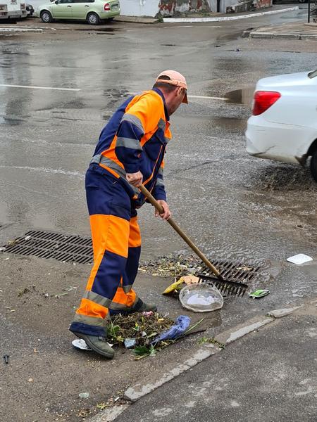 В Казани службы после сильного потопа из-за дождя стали очищать ливневки