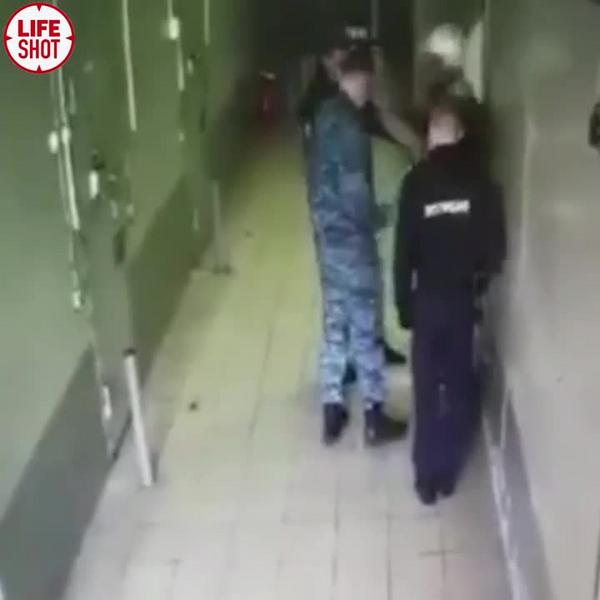 В изоляторе задержанный избил троих полицейских