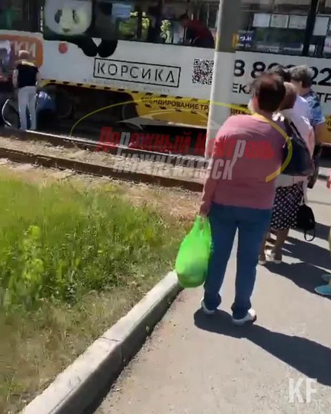 Напротив «Барса» в Нижнекамске легковушка залетела под трамвай