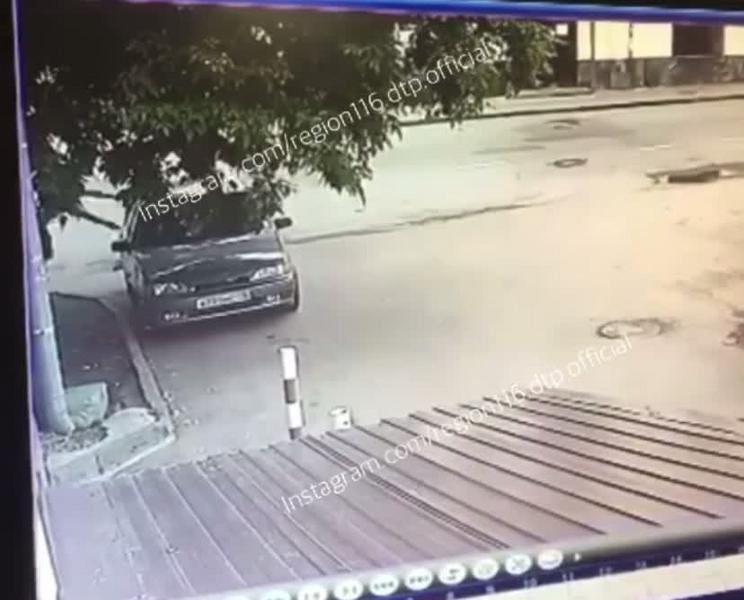 Взбесившийся полуголый парень в Казани напал на чужое авто и попал на камеры