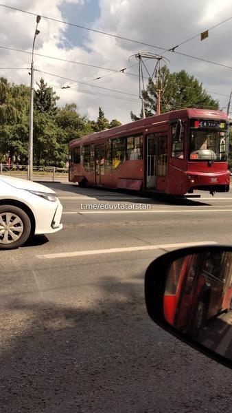 На Сибирском тракте в Казани развернуло вылетевший с путей трамвай