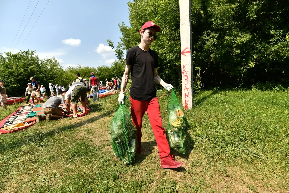 Более трехсот килограммов мусора вытащили из Казанки