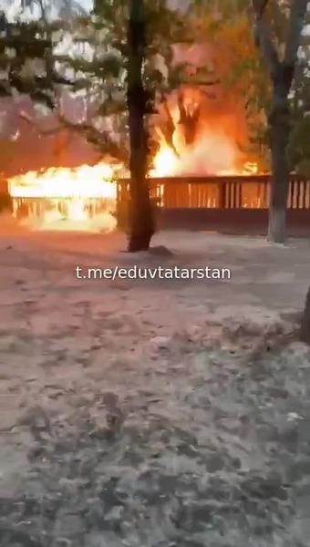 Летняя веранда кафе-бара загорелась в Казани: 13 человек эвакуировались