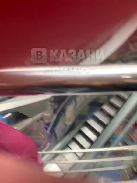 В казанском «Кольце» ногу ребенка затянуло в эскалатор: очевидцы разрезали обувь девочке, чтобы спасти