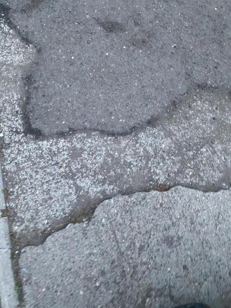 Мамы с маленькими детьми пожаловались на ужасный тротуар во дворе по проспекту Мира в Нижнекамске