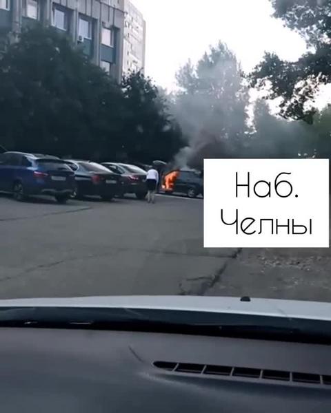 В Челнах очевидцы бросились тушить вспыхнувшую «Приору» девушки