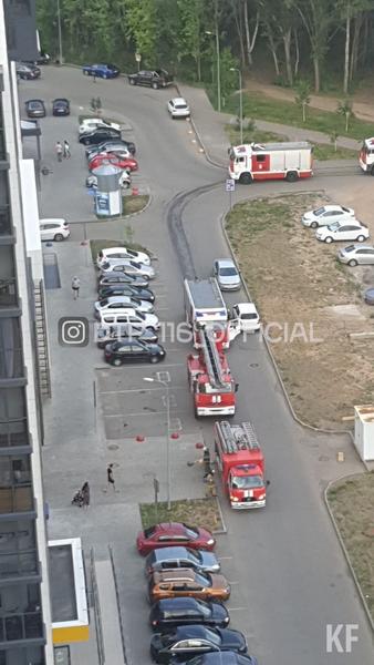 К казанскому ЖК «Родина» стягиваются пожарные машины