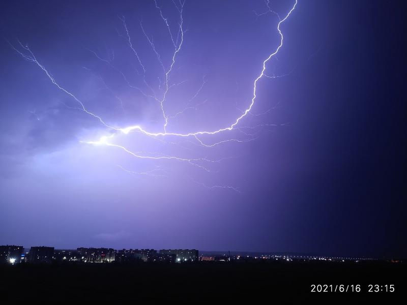 Челнинцы и нижнекамцы в соцсетях обсуждают молниеносную ночь Челнинцы и нижнекамцы в соцсетях обсуждают молниеносную ночь