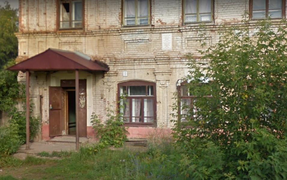 «Красивое здание, брошенное властями Елабуги, приняли бомжи. Закономерный результат»