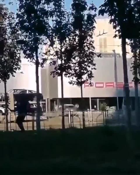 Возле ТРК «Тандем» в Казани «крушитель» бил деревья топором