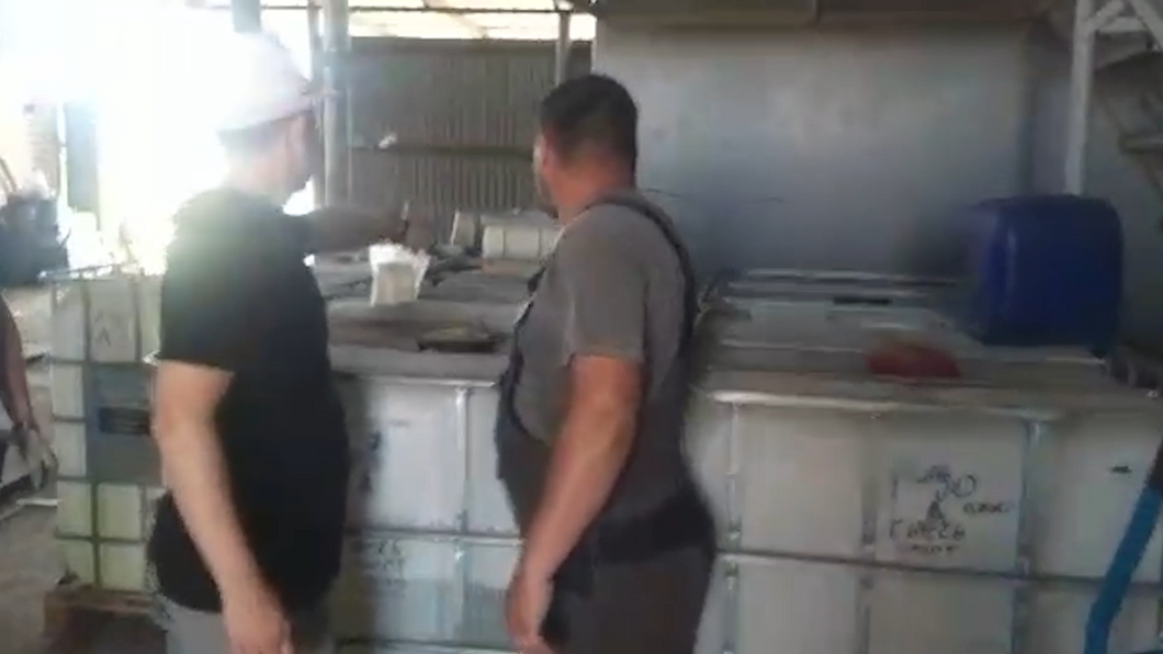 Полицейские накрыли подпольный цех, где два казанца разливали алкоголь