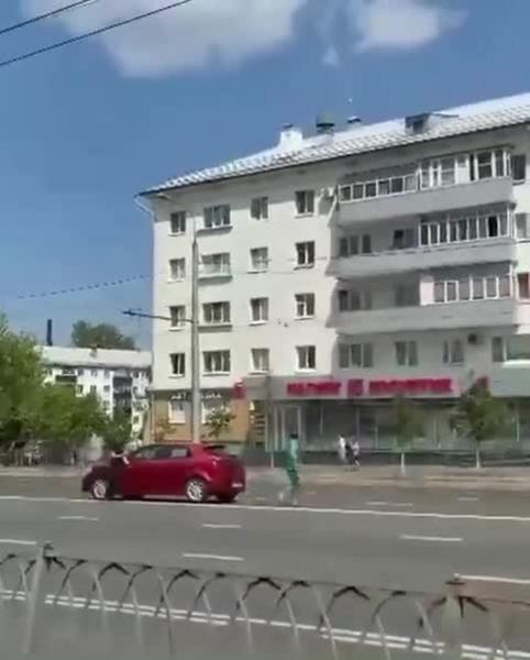 Сбежавший от полицейского казанец на ходу запрыгнул в чужой автомобиль Сбежавший от полицейского казанец на ходу запрыгнул в чужой автомобиль