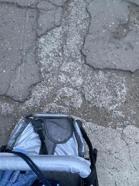 Мамы с маленькими детьми пожаловались на ужасный тротуар во дворе по проспекту Мира в Нижнекамске