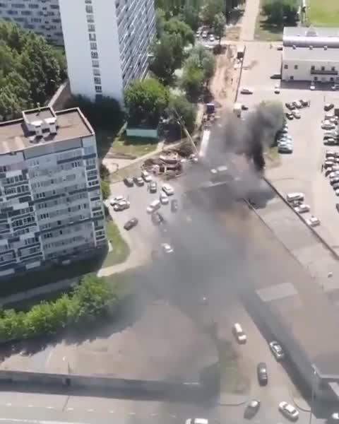 Мусоровоз «Гринты» вывалил загоревшиеся отходы за домом Челнов