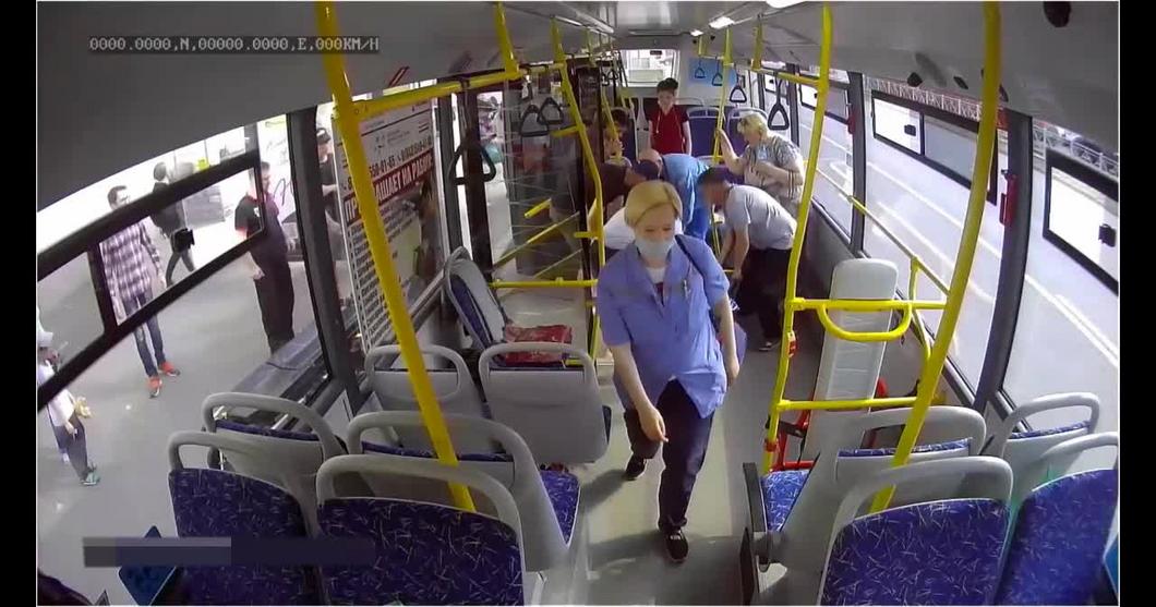 Водитель, кондуктор и пассажиры автобуса спасли казанца с сердечным приступом