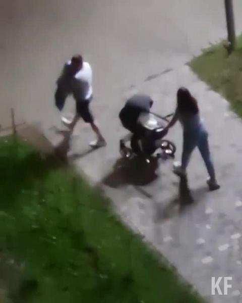 Нижнекамцы осуждают женщину, толкавшую детской коляской мужчину с младенцем на руках