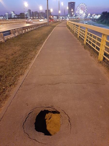 В Казани на Фатыха Амирхана образовалась дыра в асфальте В Казани на Фатыха Амирхана образовалась дыра в асфальте