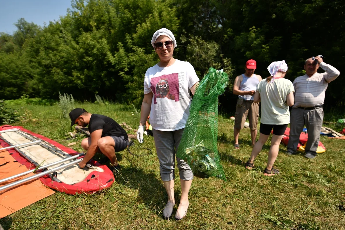 Более трехсот килограммов мусора вытащили из Казанки