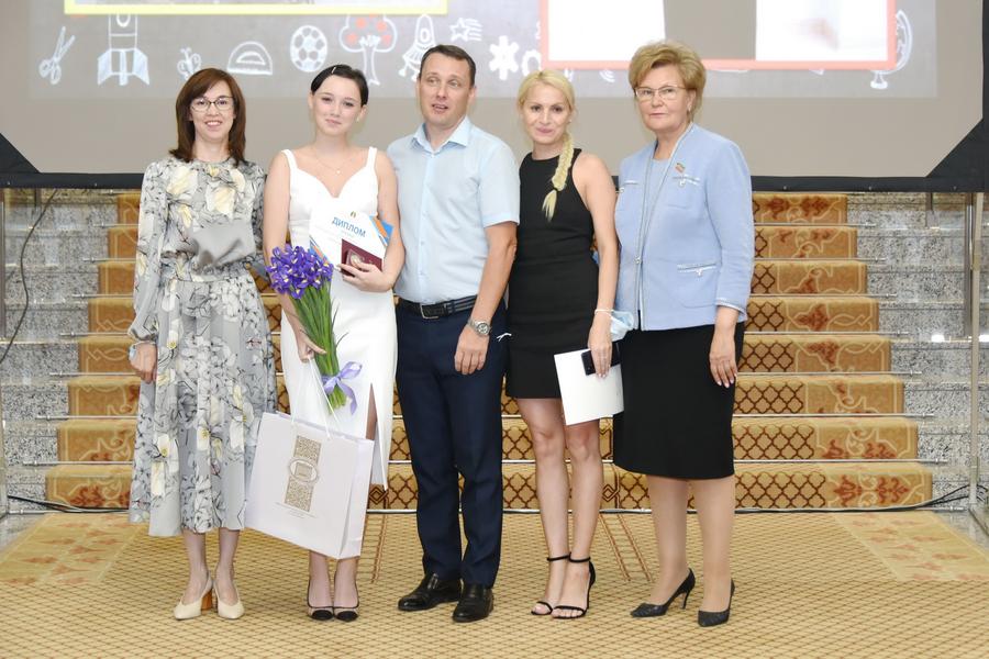 В Госсовете Татарстана вручили аттестаты выпускникам казанской гимназии №175