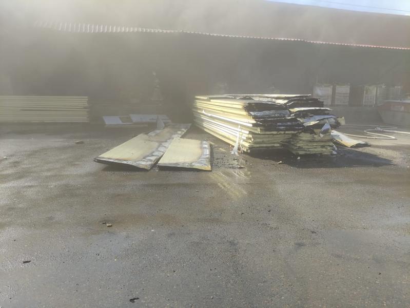 Пожарные потушили загоревшийся в Казани ангар