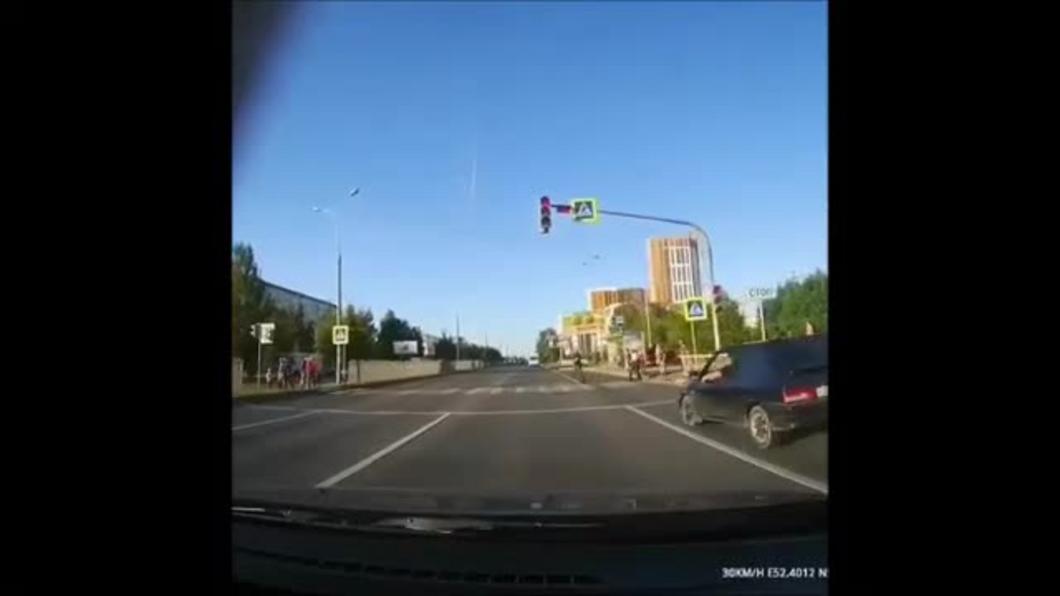 В Челнах наказали водителя «ВАЗа», пролетевшего мимо пешеходов на «красный» В Челнах наказали водителя «ВАЗа», пролетевшего мимо пешеходов на «красный»