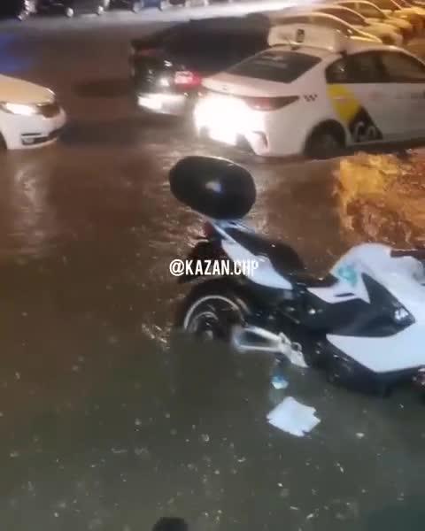 Казань вновь затопило из-за ливня: в центре города провалился асфальт, а машины уходят под воду