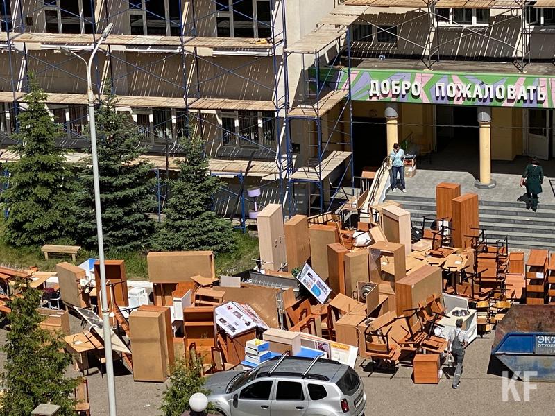 Из казанской гимназии №175 вынесли всю мебель