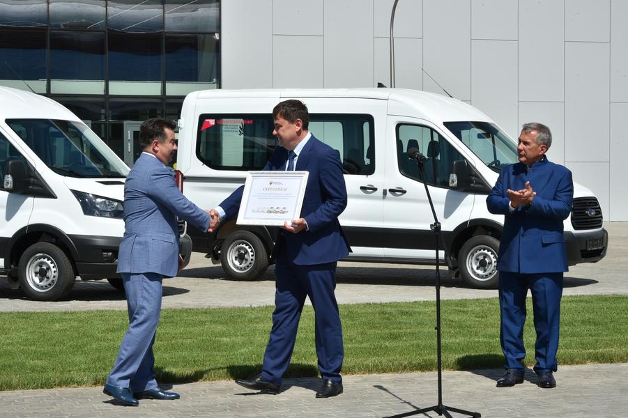 Почти двести машин получили медики Татарстана перед профессиональным праздником