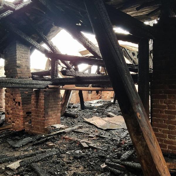 Сотрудники комитета по охране объектов культурного наследия подсчитывают ущерб, причиненный усадьбе Стахеевых после пожара