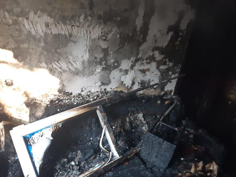 В Лениногорске пожарные вытащили женщину из горящей квартиры