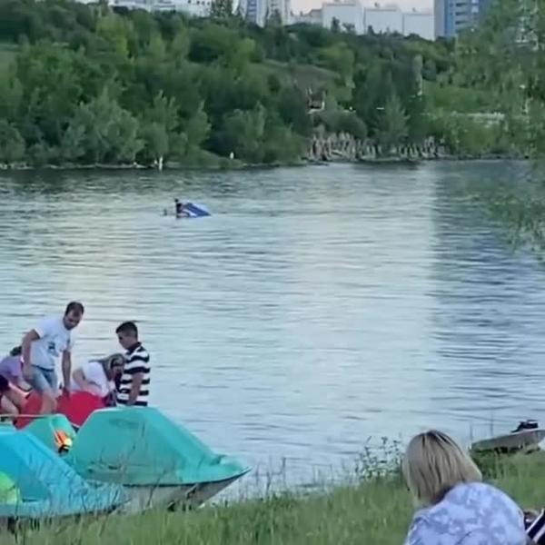 Видео: на Каме в Челнах перевернулся катамаран с людьми