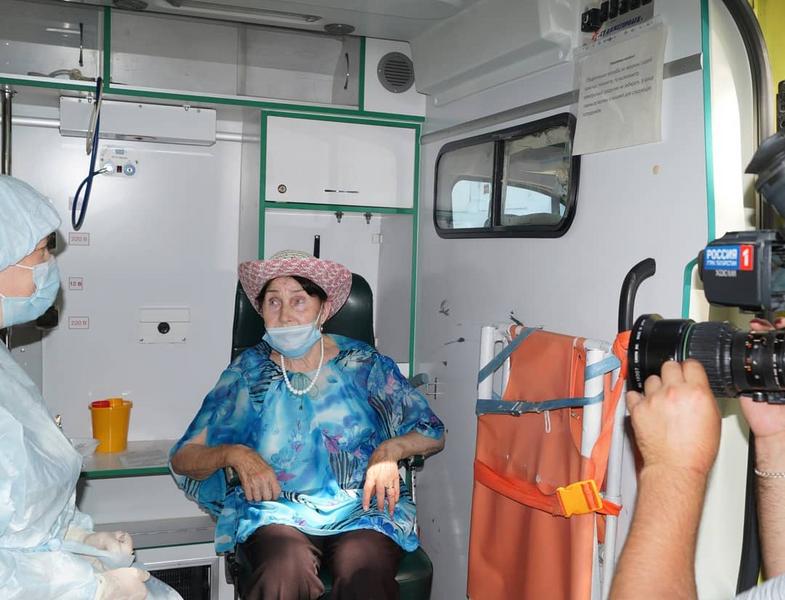 Поликлиника казанской горбольницы №16 начала вакцинацию от ковида во дворах домов