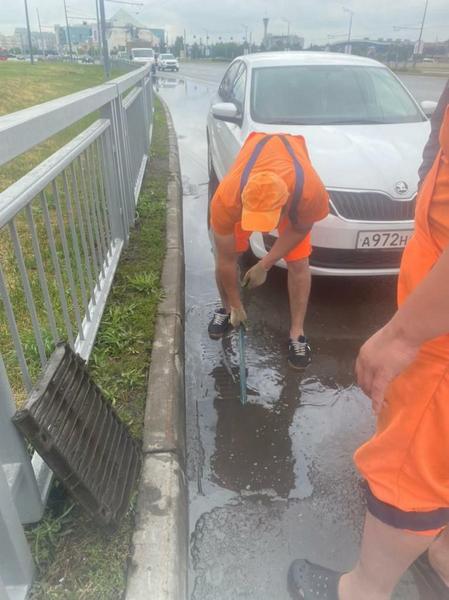 В Казани службы после сильного потопа из-за дождя стали очищать ливневки