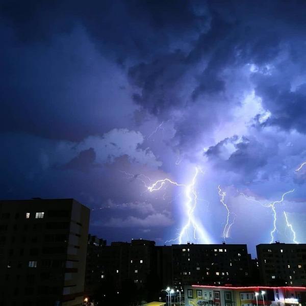 Челнинцы и нижнекамцы в соцсетях обсуждают молниеносную ночь Челнинцы и нижнекамцы в соцсетях обсуждают молниеносную ночь