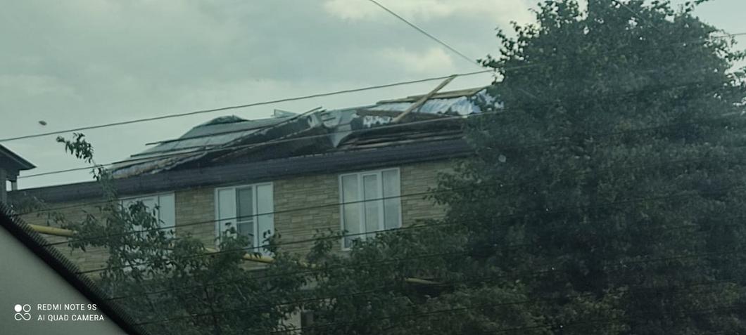 Сильный ветер сорвал крыши домов и повалил деревья в нескольких районах Татарстана