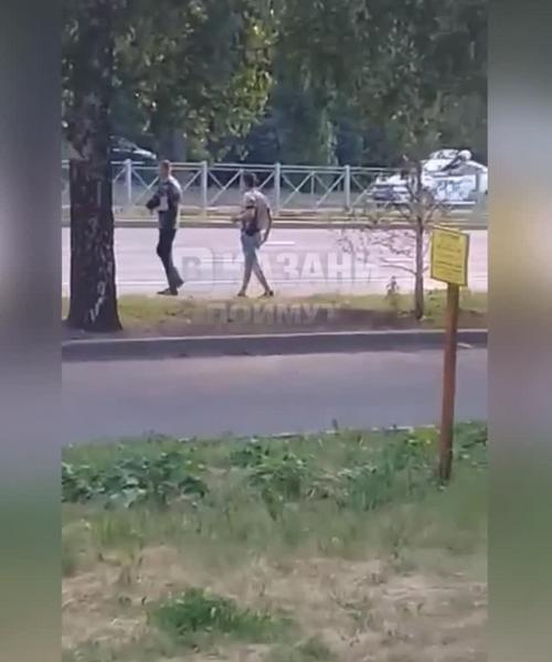 В Казани юноши стали драться прямо посреди дороги: одного парня сбила машина
