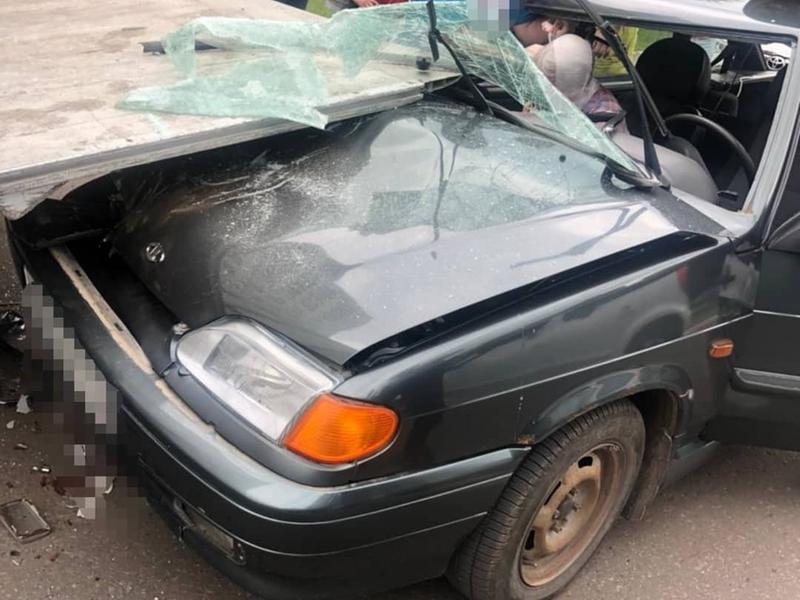 В Елабуге тяжелые травмы получила пассажирка «ВАЗа», влетевшего в «ГАЗ» В Елабуге тяжелые травмы получила пассажирка «ВАЗа», влетевшего в «ГАЗ»