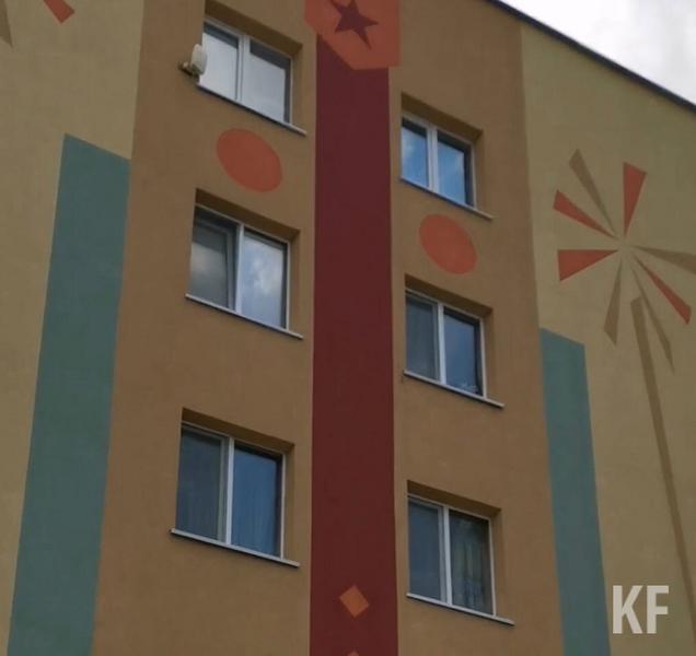 В Альметьевске спасли малыша, который остался в квартире один и облокотился на москитную сетку