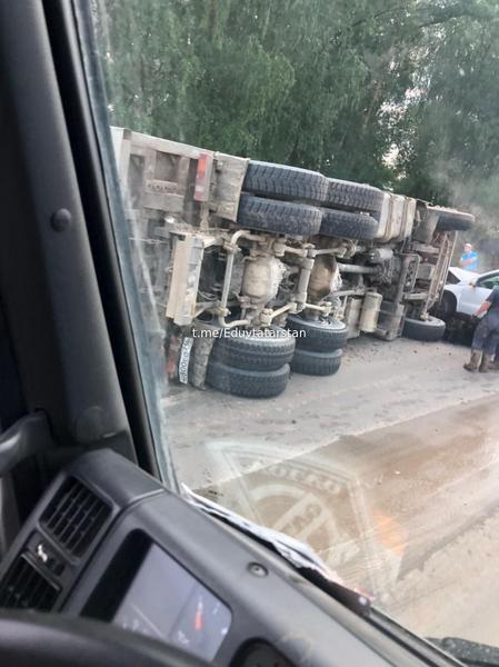 Под Казанью грузовик снес легковушку и перевернулся на бок: пострадали 2 человека