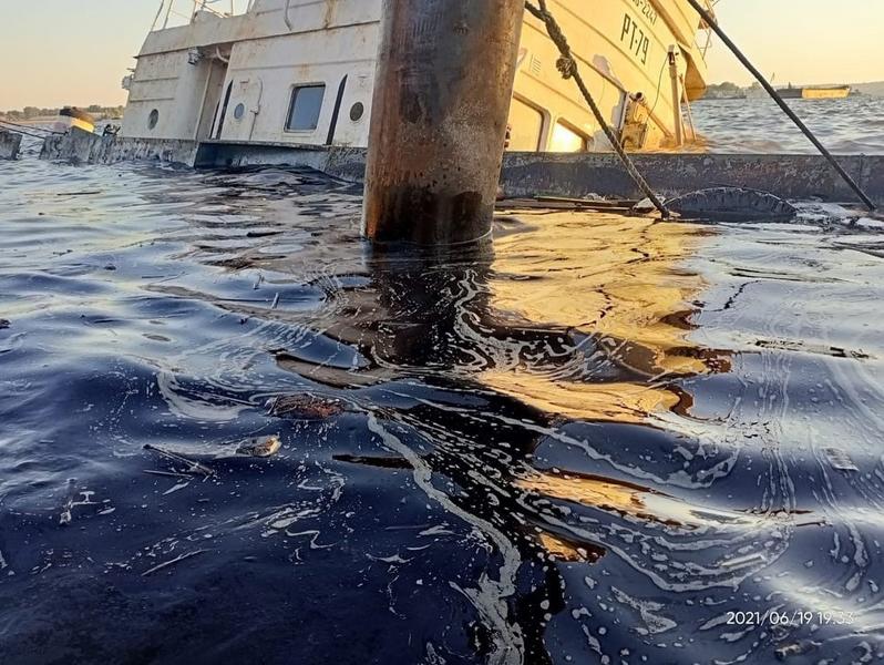 Топливо из затонувшего в Казани судна начало выливаться в Волгу